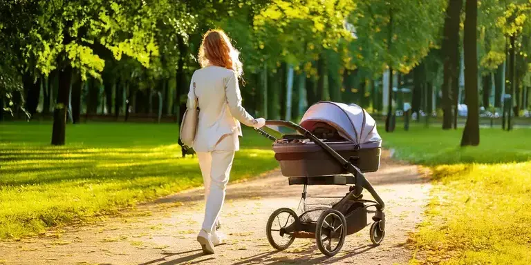 Eine Frau mit Kinderwagen im Park