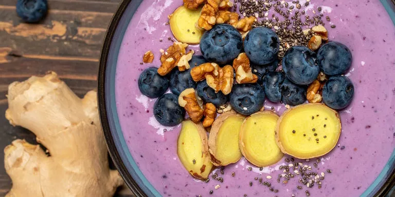 Smoothie-Bowl mit Beeren, Ingwer, Walnüssen und Chiasamen als gesunde Anti-Entzündungs-Mahlzeit.