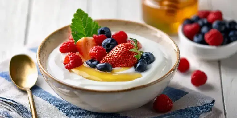 Griechischer Joghurt mit Honig und Beeren