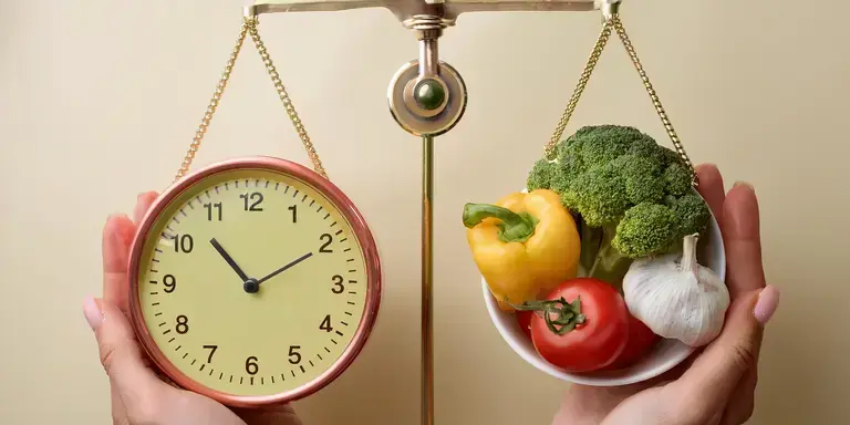 Abwägung zwischen Intervallfasten und Low-Carb-Ernährung.