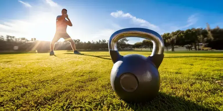 Training im Freien mit Fokus auf eine Kettlebell