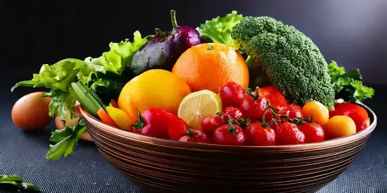 Eine Schale mit frischem Obst und Gemüse