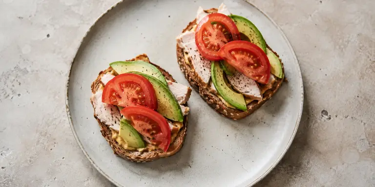 Vollkornbrot mit Hähnchenbrust, Avocado, Tomate und Senf