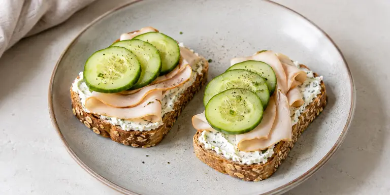 Vollkornbrot mit Putenbrust, Kräuterquark und Gurke