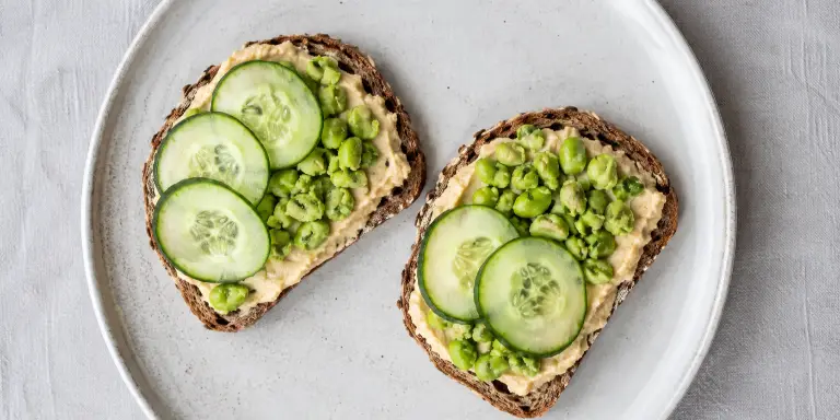 Veganes Vollkornbrot mit Hummus, Edamame und Gurke