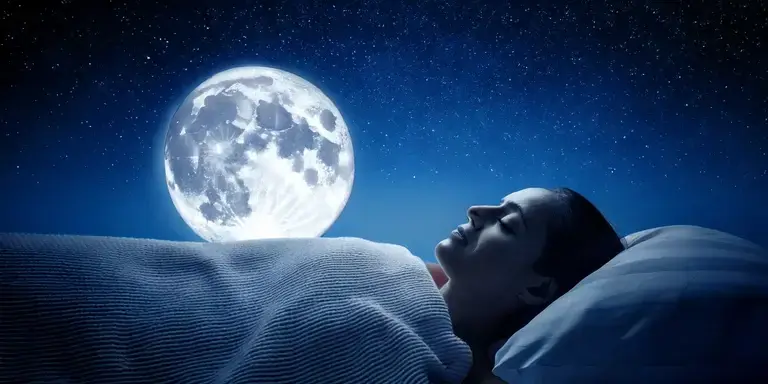 Schlafende Frau unter einer Decke mit großem Mond im Hintergrund, symbolisch für tiefe und erholsame Nachtruhe
