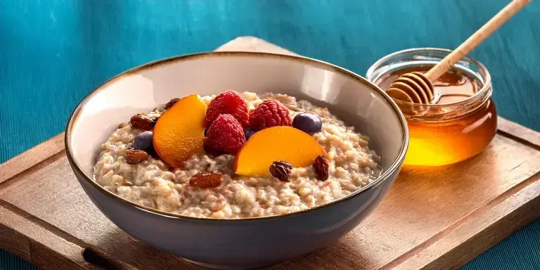 Haferflocken mit Früchten und Honig