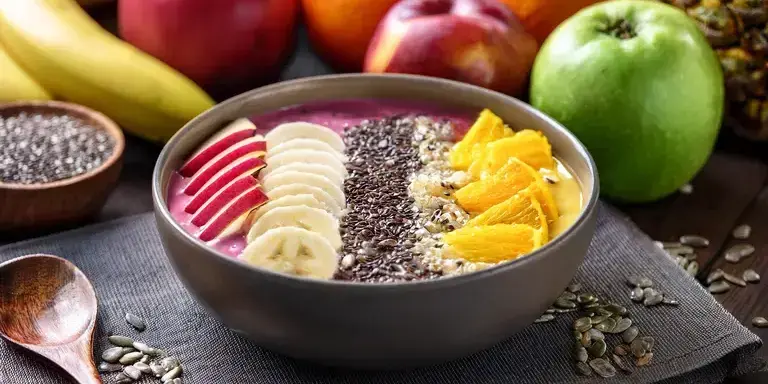 Smoothie-Bowl mit frischen Früchten, Chiasamen und Goji-Beeren.