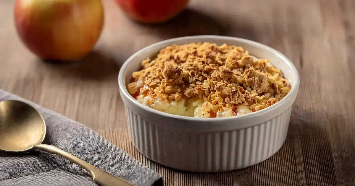 Gesunder Apfel-Hüttenkäse-Crumble mit Apfelmus und Haferflocken-Topping