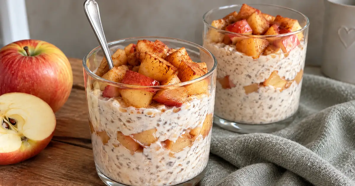 Cremige Bratapfel Overnight Oats mit Skyr, Zimt und weich gegarten Apfelstücken in zwei Gläsern.