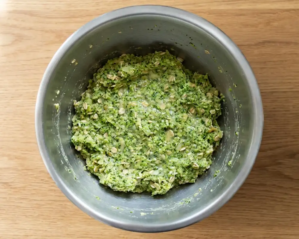Brokkoli-Nugget-Masse gut vermengt in Metallschüssel von oben