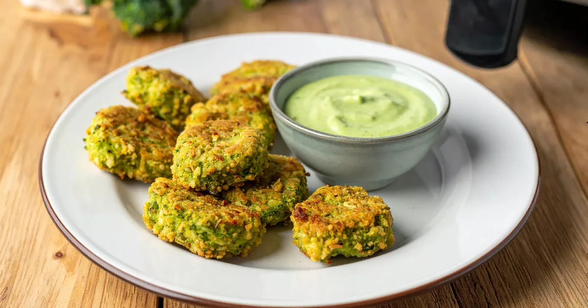 Brokkoli-Nuggets mit cremigem Gurken-Wasabi-Dip auf einem Teller angerichtet