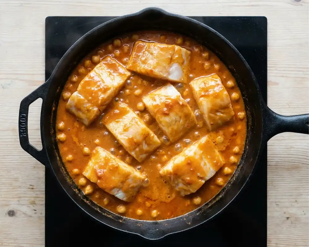 Kabeljau-Stücke garen in cremiger Kokos-Curry-Sauce – Schritt 3 Thai Kabeljau Curry