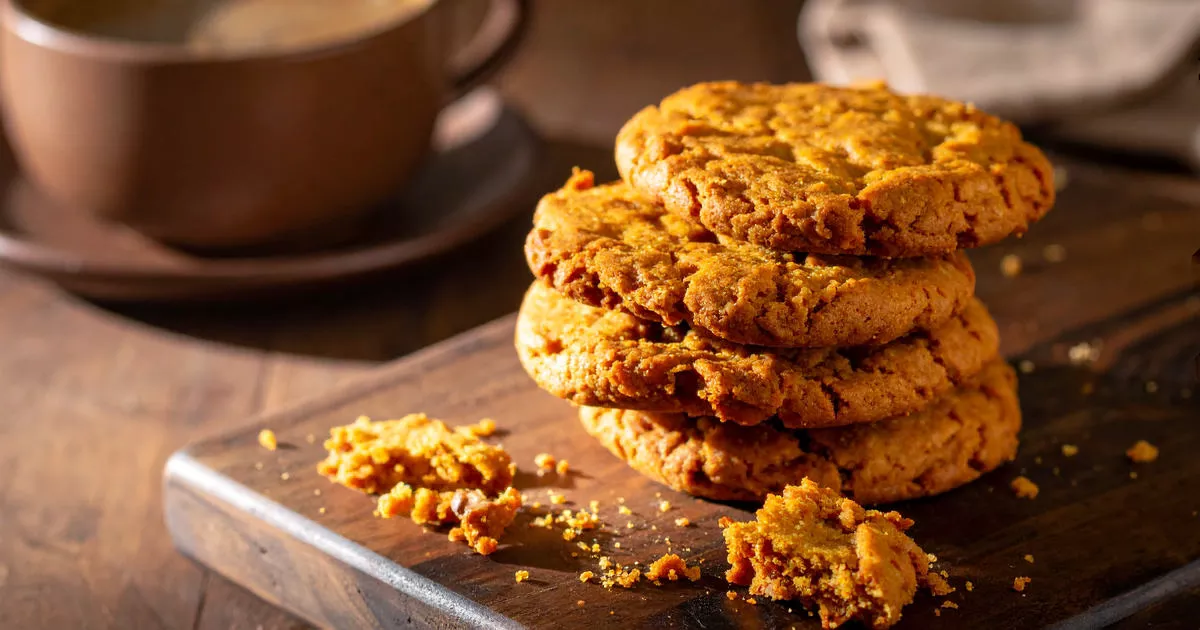 Proteinreiche Kürbis-PB2-Cookies mit Haferflocken auf Backpapier – gesunde Frühstückscookies