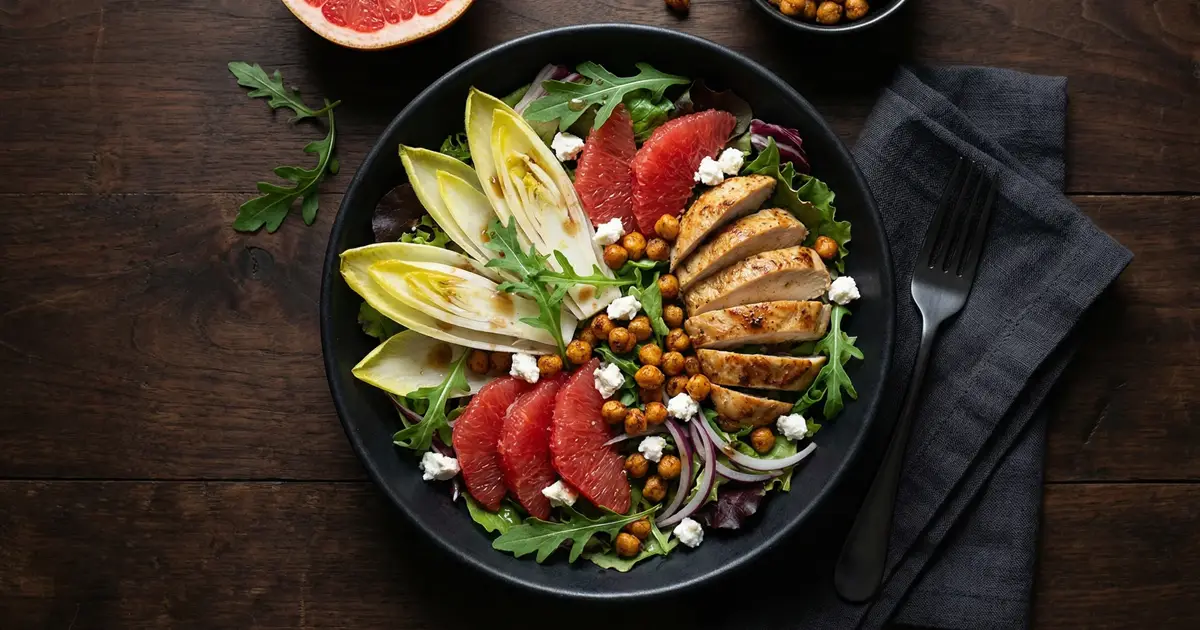 Grapefruit-Salat mit Hähnchen, knusprigen Kichererbsen und Ziegenkäse