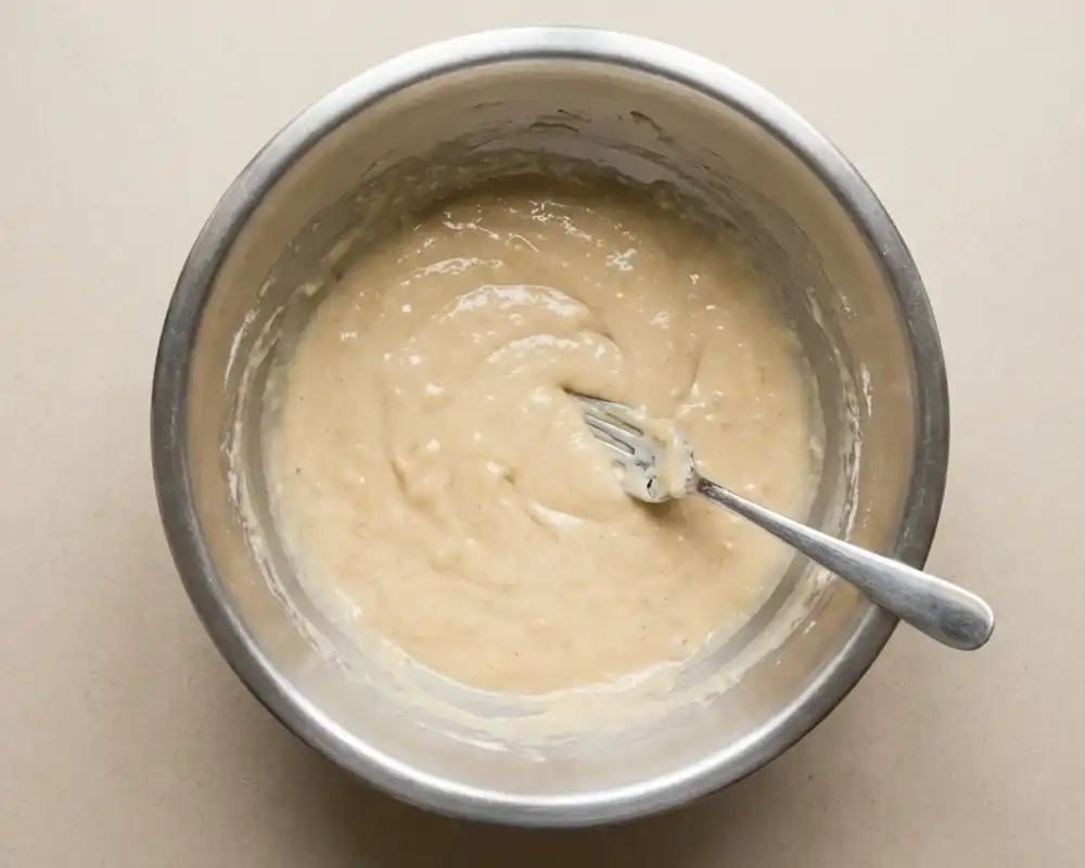 Glatter Protein-Muffin-Teig in Edelstahlschüssel von oben