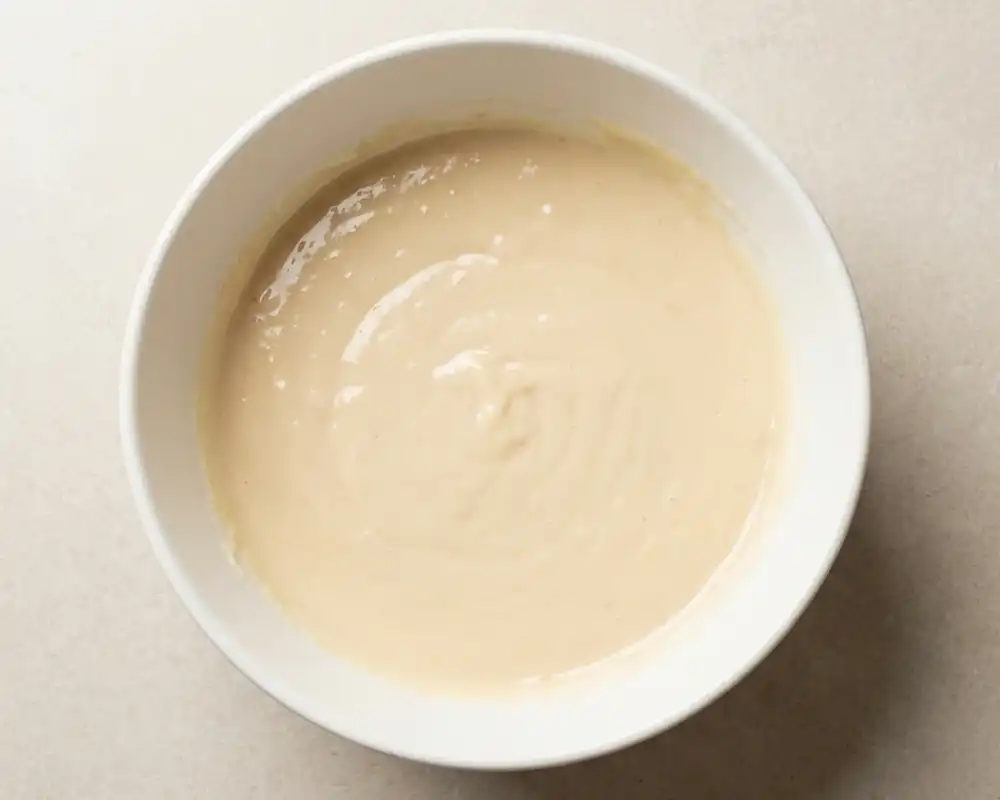 Glatte Bananen-Frischkäse-Masse in Schüssel von oben – Schritt 2
