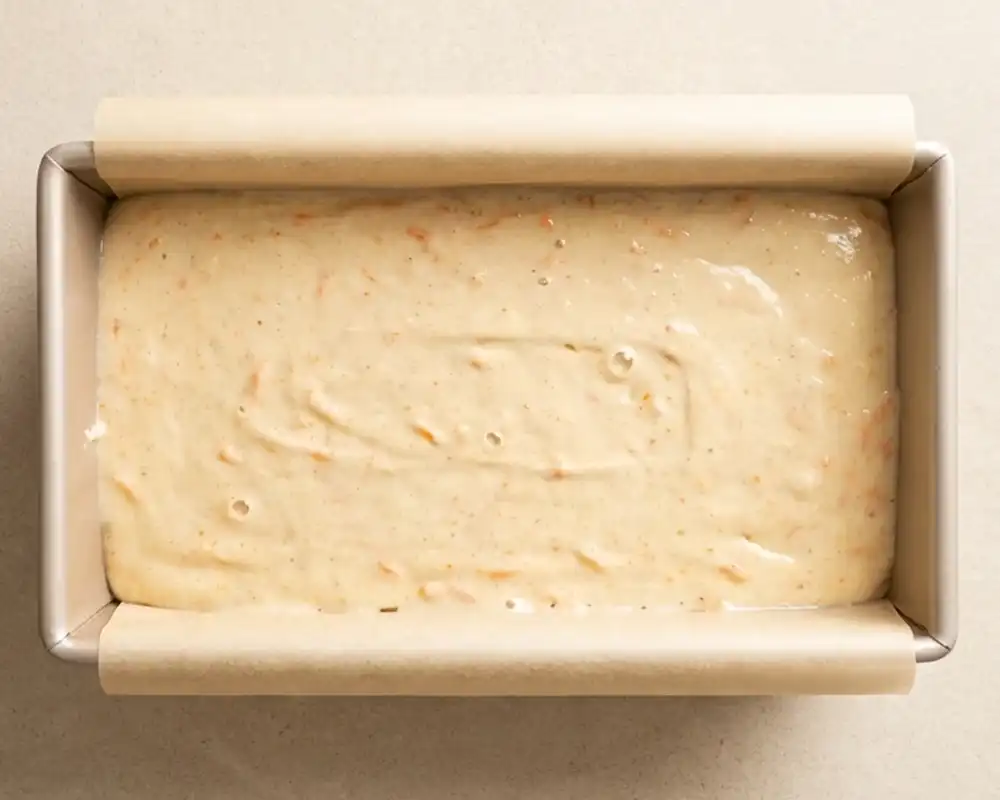 Karottenkuchen-Teig in Kastenform vor dem Backen von oben