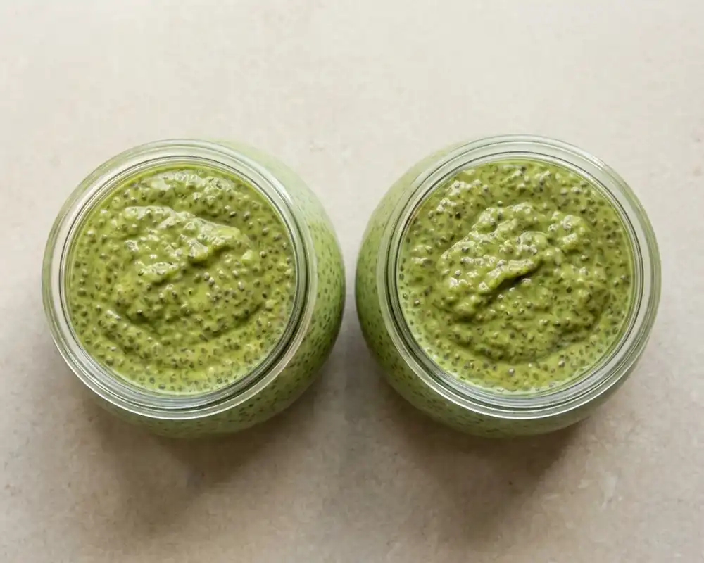 Matcha Chia Pudding Mischung wird nach kurzer Quellzeit in zwei Dessertgläser verteilt