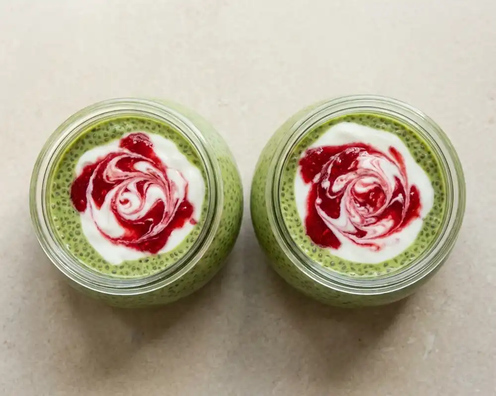 Matcha Chia Pudding im Glas mit Skyr und Himbeer-Swirl marmoriert