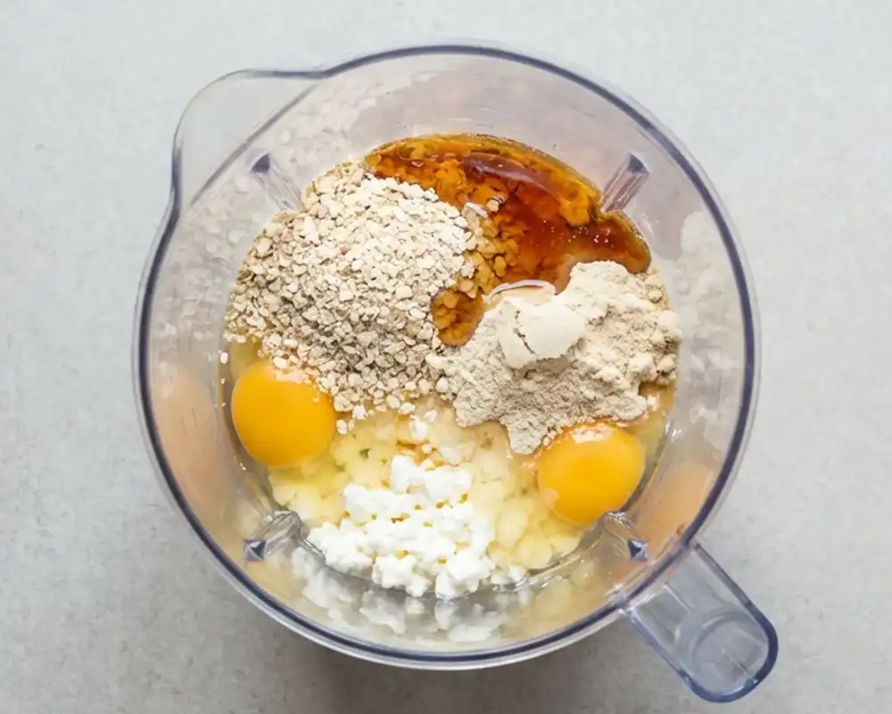 Alle Zutaten für Protein-Pancakes ungepüriert im Mixer von oben
