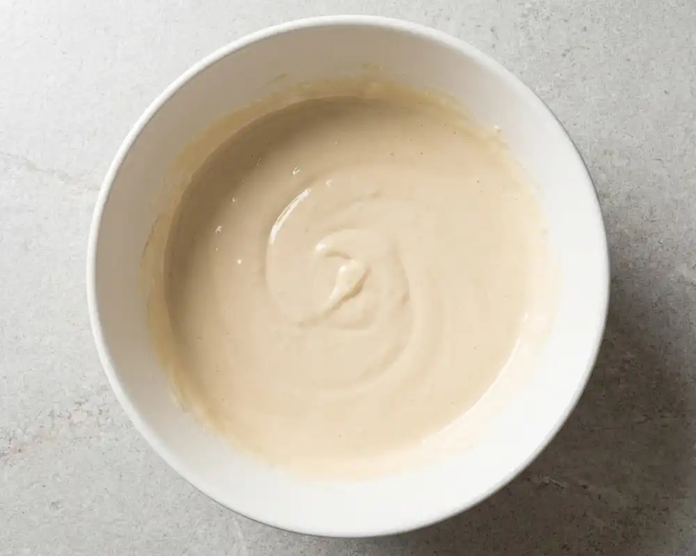 Glatter Protein-Pancake-Teig aus Hüttenkäse und Haferflocken in weißer Schüssel von oben