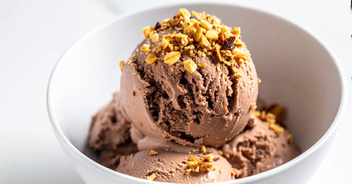 Cremiges Schoko-Protein-Eis mit geröstetem Hafer-Crunch in einer weißen Schale