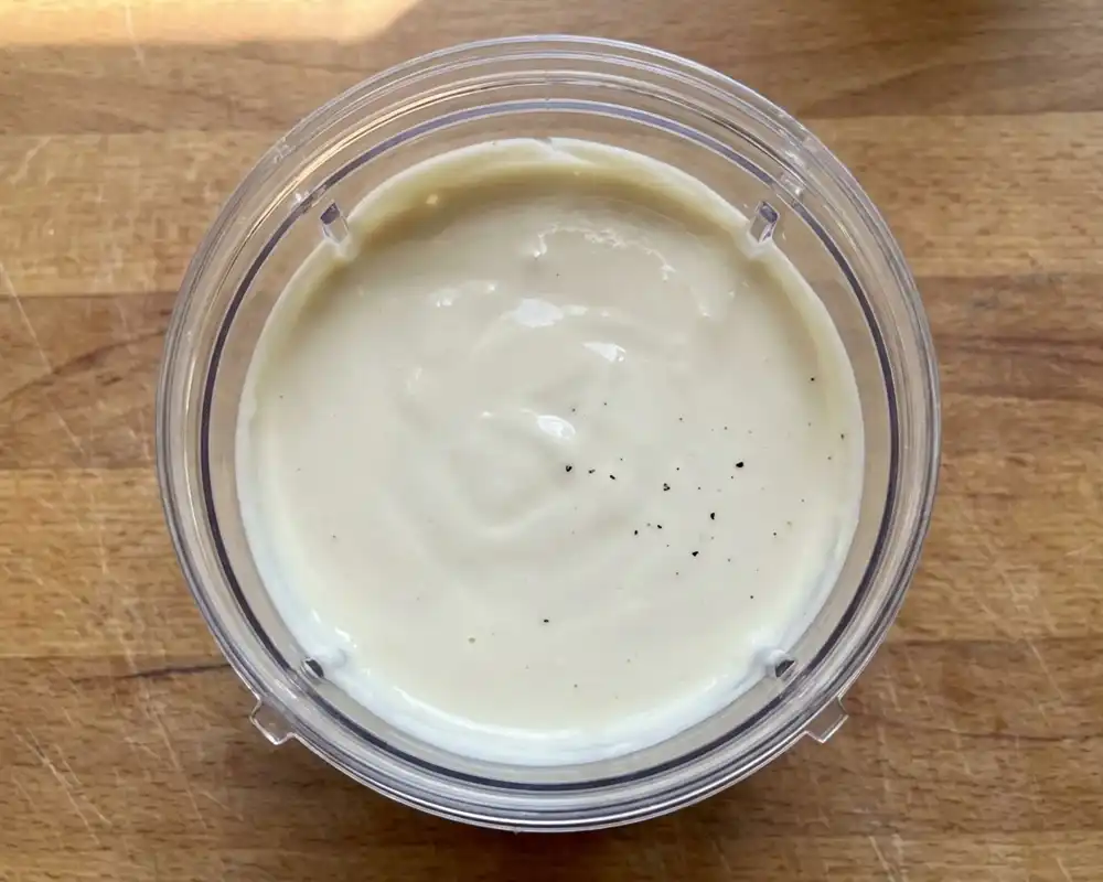 Cremige Protein-Sauce aus Skyr und Seidentofu im Mixer glatt püriert