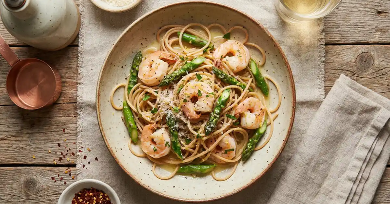 Cremige Vollkornspaghetti mit Garnelen und grünem Spargel in proteinreicher Zitronensauce
