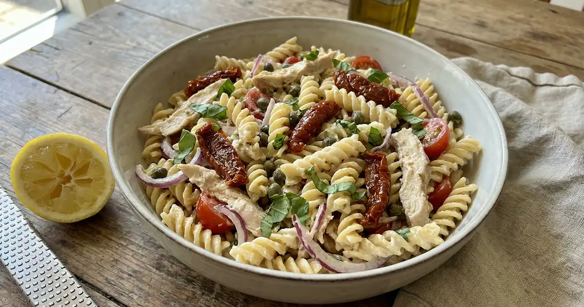 Italienischer Protein Nudelsalat mit Fusilli, Hähnchen und Zitronen-Skyr-Dressing