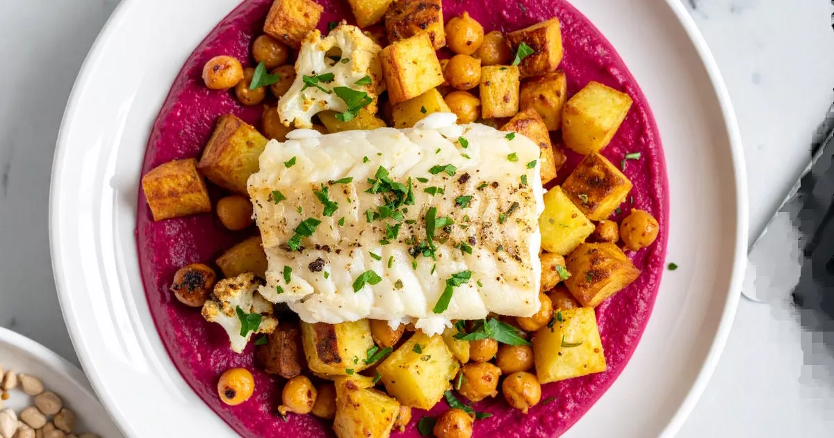 Ofengemüse mit Blumenkohl, Kartoffeln und Kichererbsen auf Rote-Bete-Creme, getoppt mit Kabeljau und Kräutern