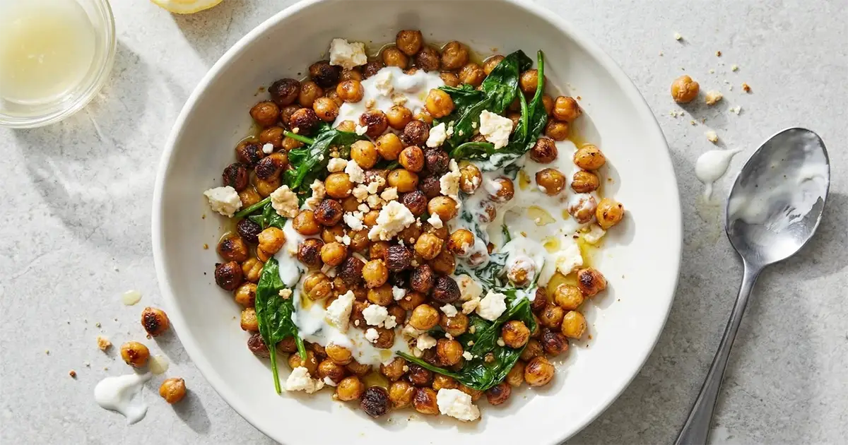 High Protein Kichererbsen-Pfanne mit Light Feta und cremiger Joghurtbasis