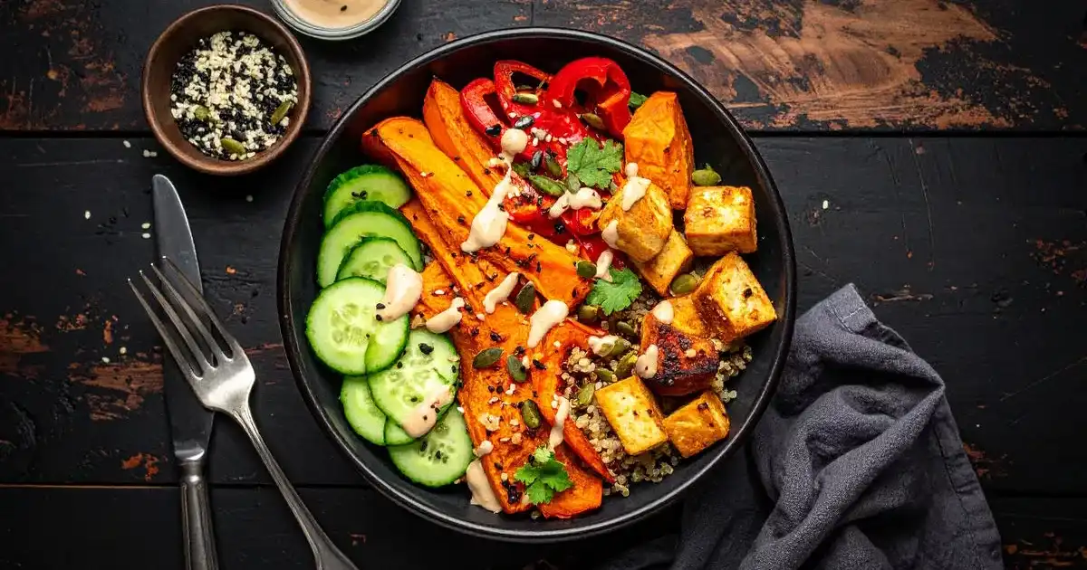 Kürbis-Protein-Bowl mit gerösteten Kürbisspalten, Paprika, Tofu, Quinoa und Ahorn-Dressing