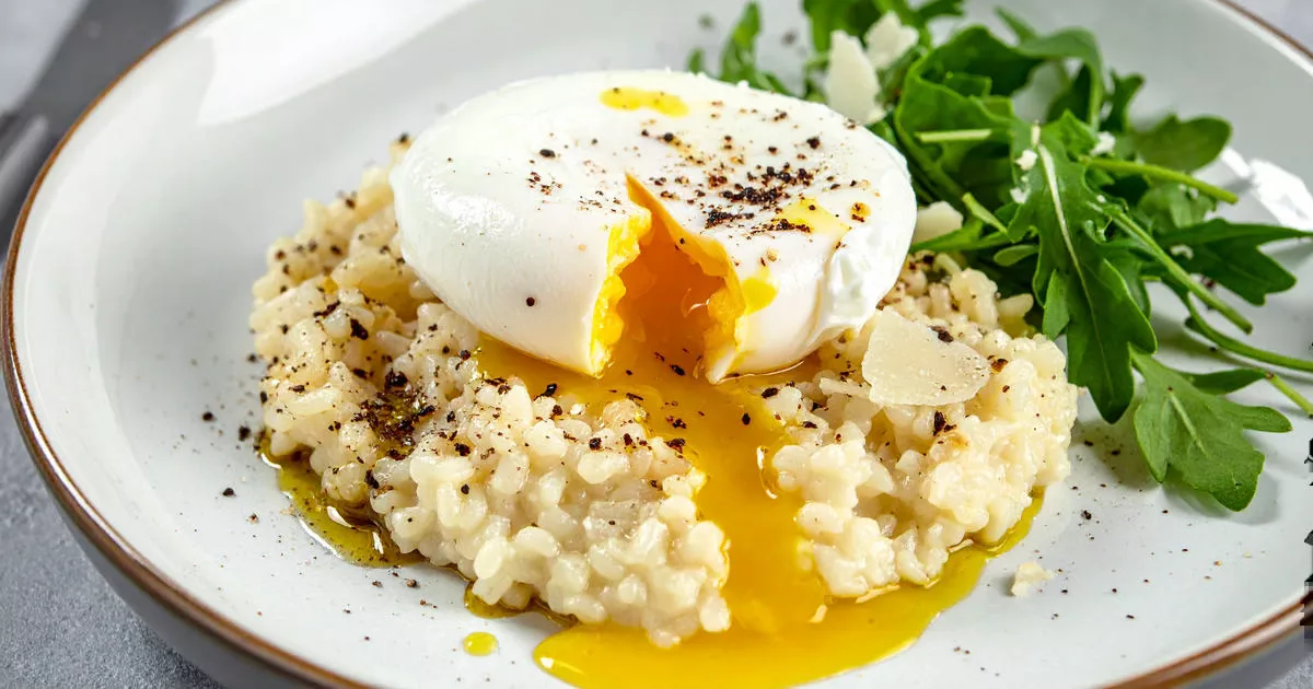 Low Carb Blumenkohl-Risotto mit pochiertem Ei und Trüffelöl
