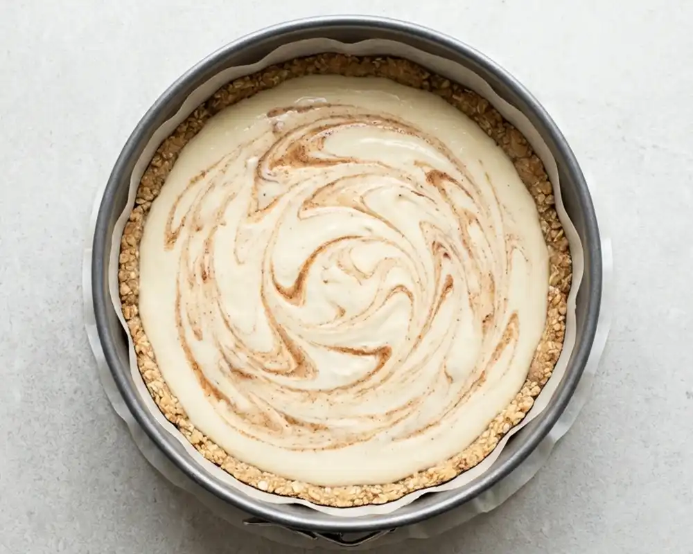 Käsekuchenmasse mit Zimt-Swirl in der Springform vor dem Backen von oben