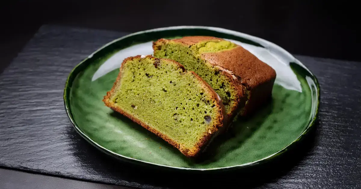 Ein Stück Matcha-Bananenbrot auf einem Teller