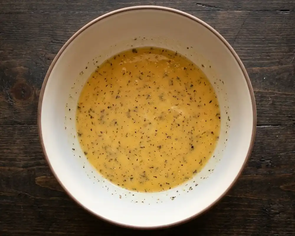 Verquirlte Eier mit Oregano und Thymian in Schüssel von oben