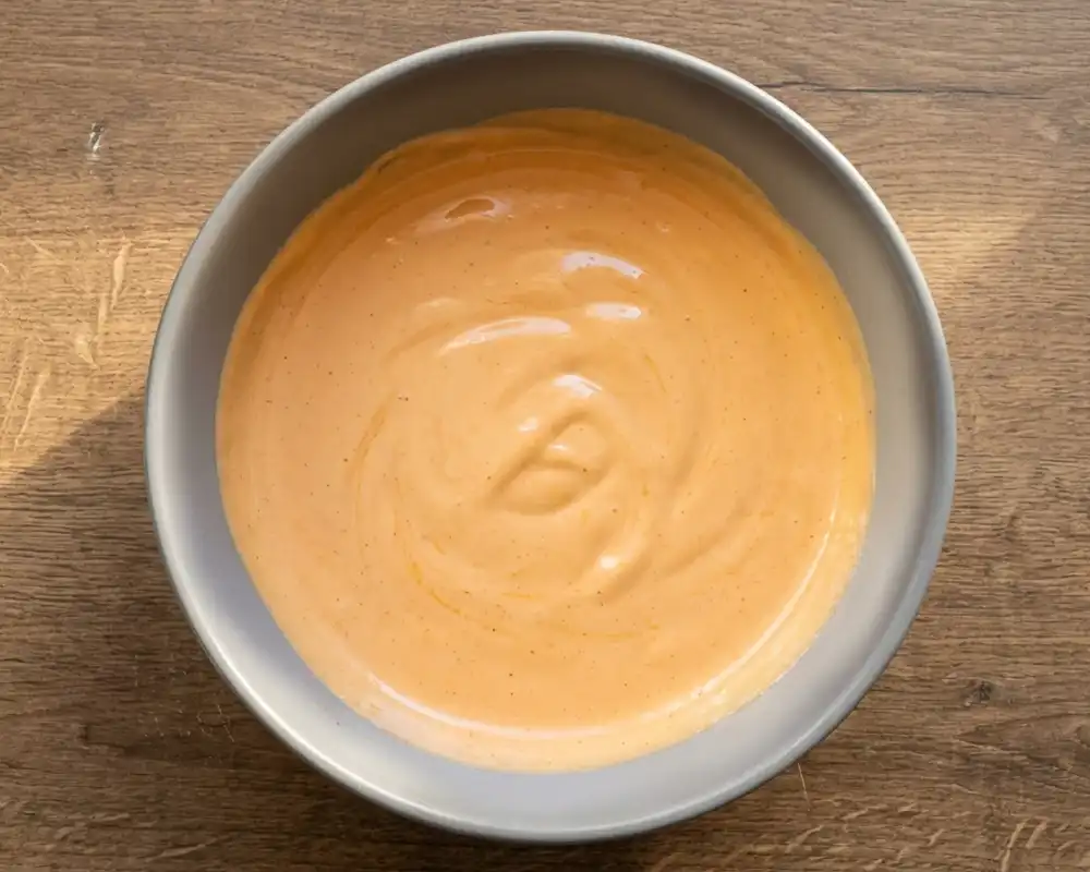 Cremiges Chipotle-Dressing in grauer Schüssel von oben angerührt