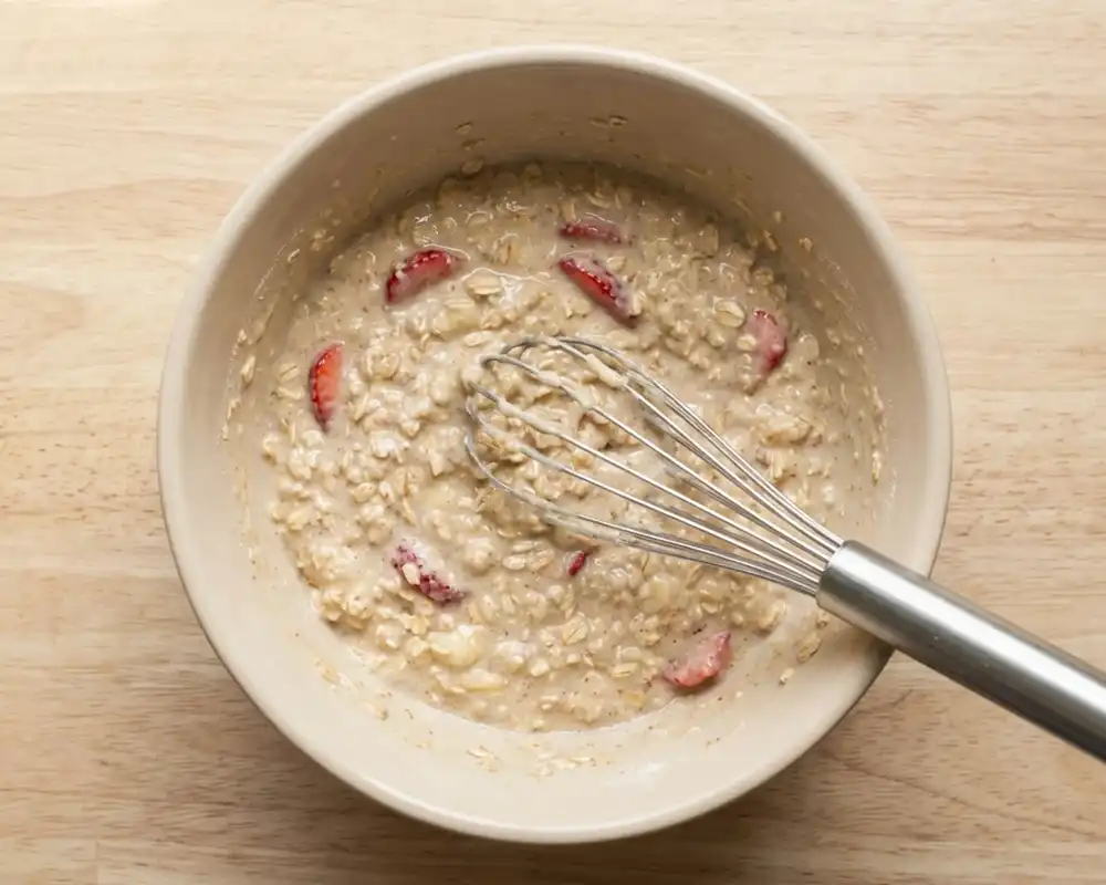 Haferflocken Proteinpulver und Erdbeeren im Baked Oats Teig