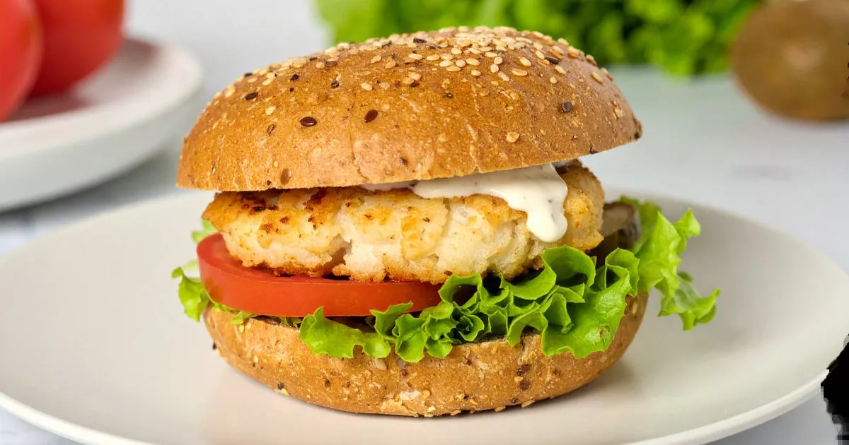 Proteinreicher Fischburger mit Vollkornbrötchen, Gemüse und fettarmer Remoulade aus dem Airfryer