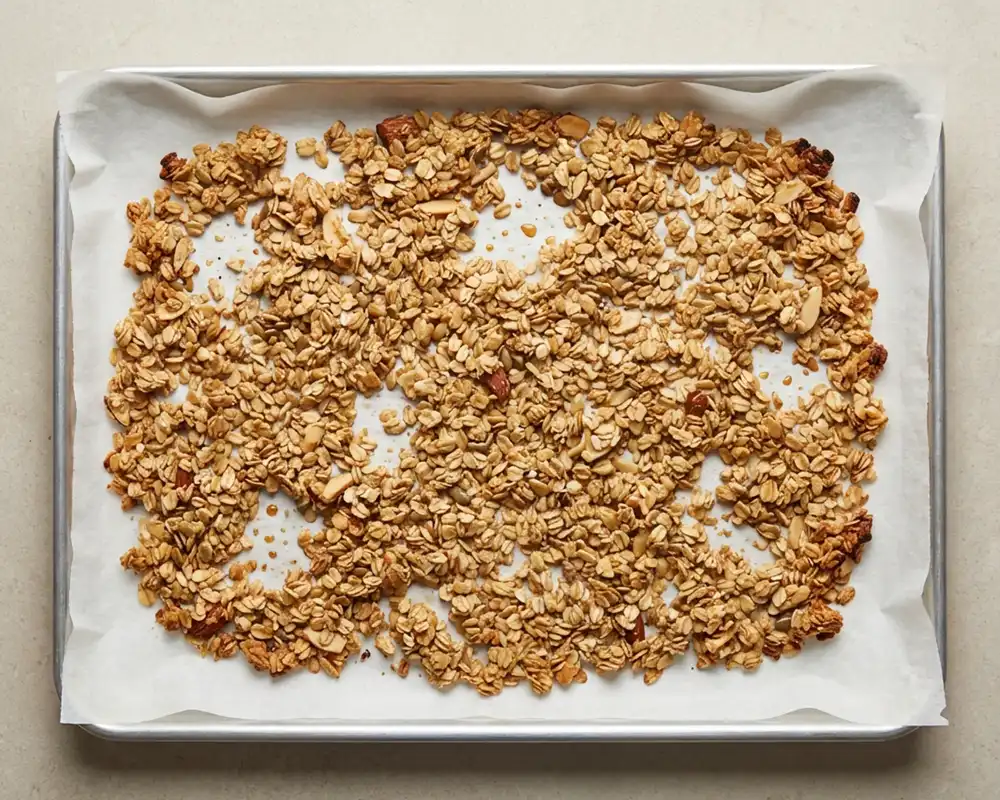 Goldbraun gebackener Haferflocken-Mandel-Crunch auf Backblech von oben
