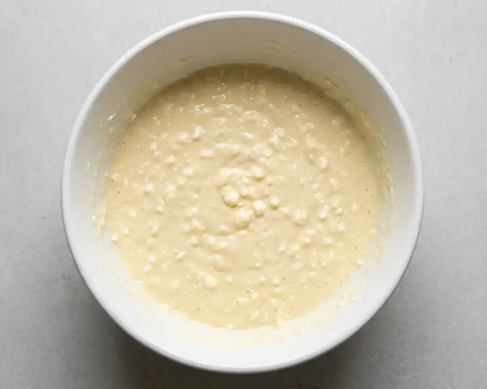 Eiermasse mit Hüttenkäse und Backpulver zu cremigem Muffinteig verrührt
