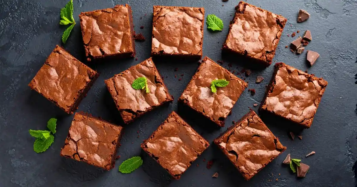 Proteinreiche Schokobrownies mit körnigem Frischkäse aufgeschnitten