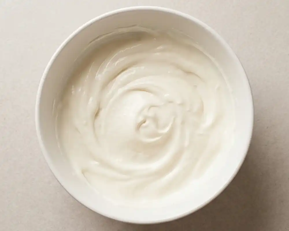 Cremige High-Protein-Tiramisu-Creme aus Quark und Skyr in weißer Schüssel von oben fotografiert