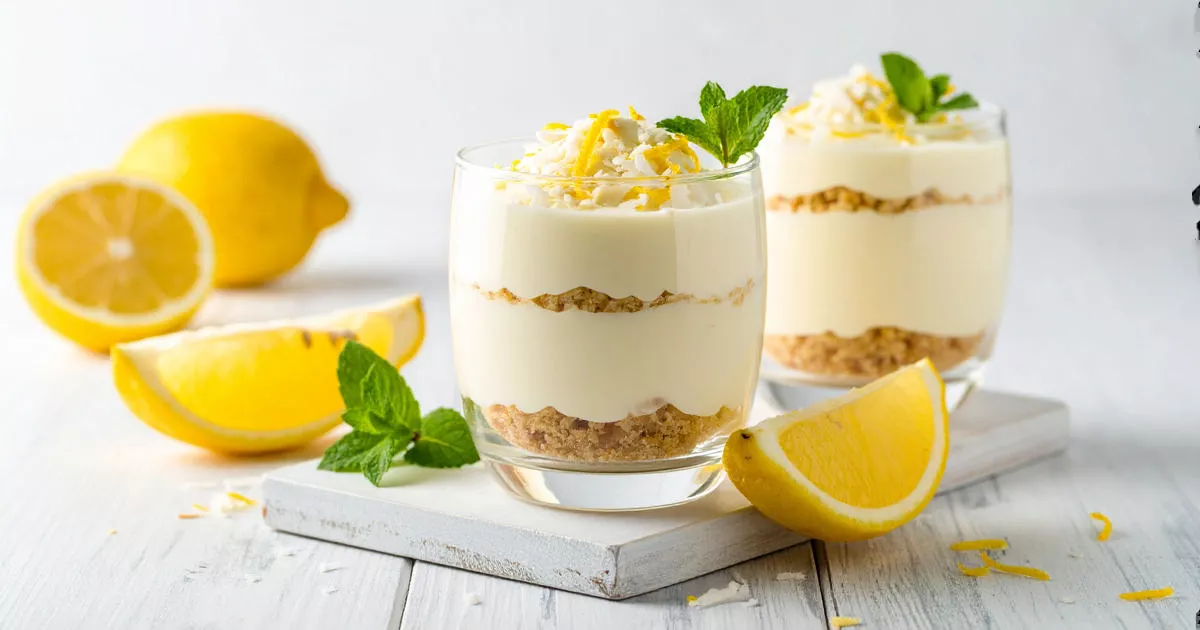Schichtdessert mit Zitronen-Proteincreme und Mandel-Crunch in einem Glas