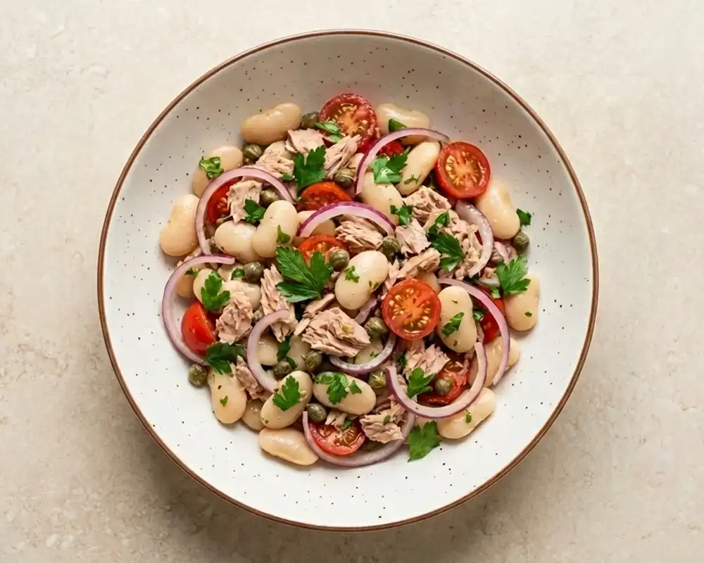 Bohnensalat mit Thunfisch, roten Zwiebeln, Tomaten und Kapern von oben