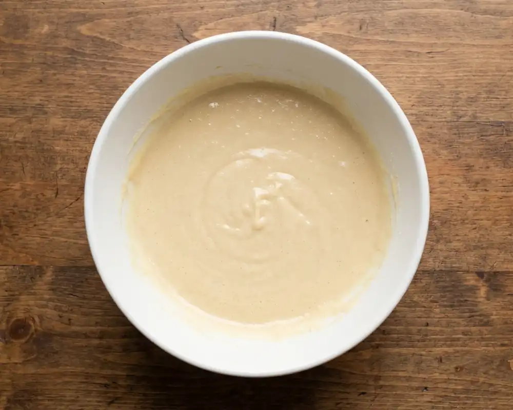 Glatter Mandel-Protein-Teig in weißer Rührschüssel von oben