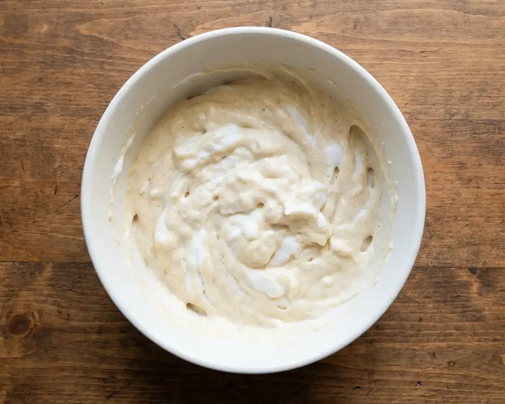 Locker untergehobener Eischnee im Mandel-Protein-Teig von oben fotografiert