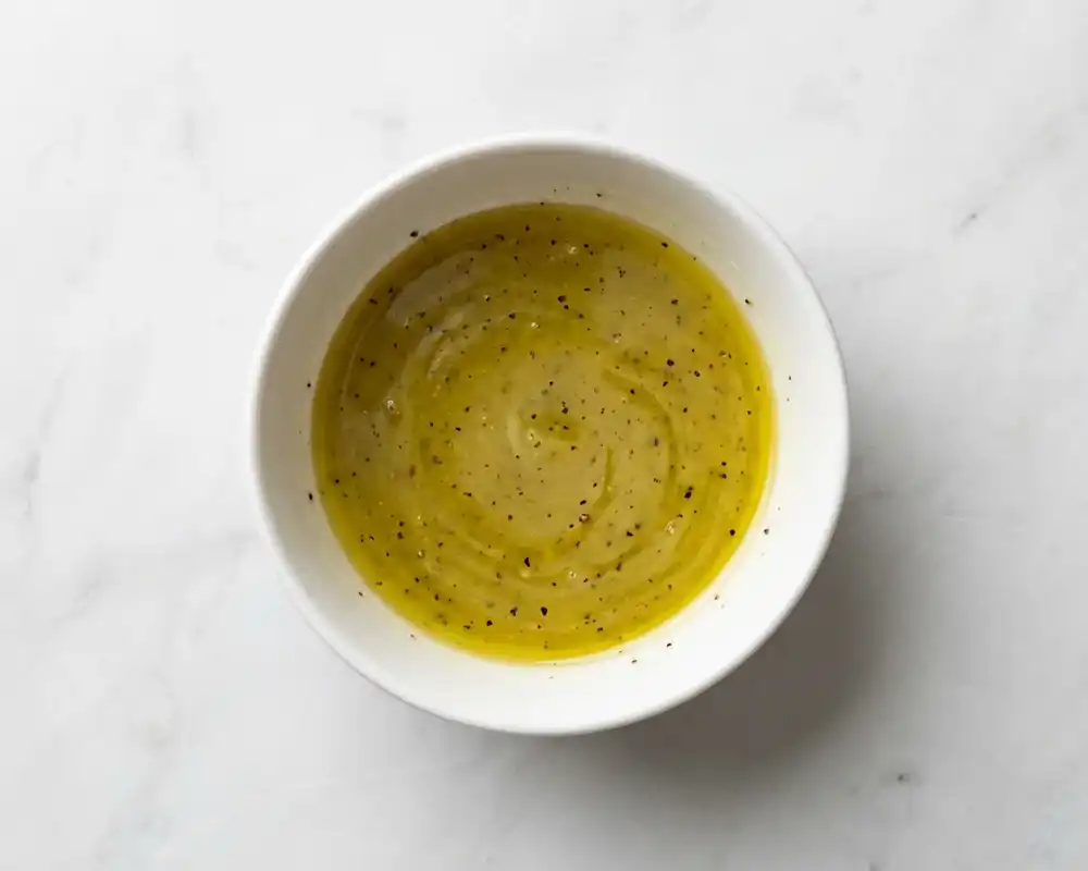 Zitronen-Olivenöl Vinaigrette in kleiner Schüssel angerührt