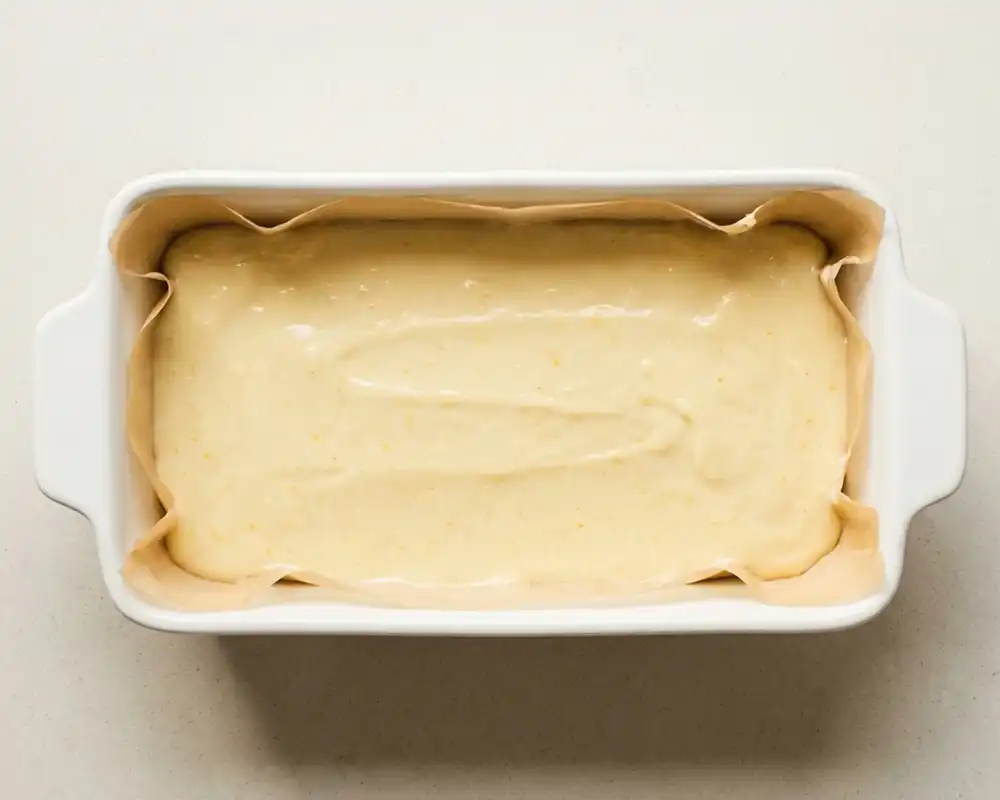 Rohteig für Low Carb Zitronenkuchen in Kastenform mit Backpapier